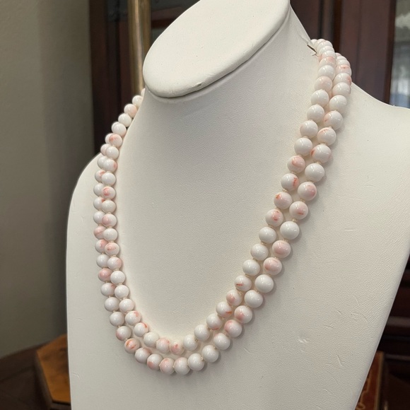 1950s two strand Japanese faux angel skin coral bead necklace - Picture 3 of 9
